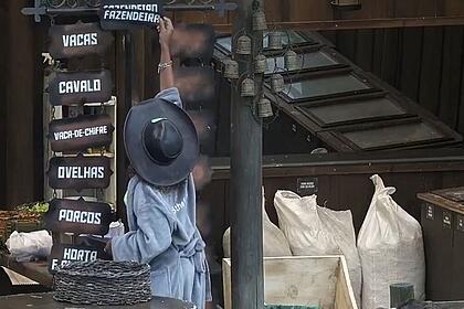 A nova fazendeira de A Fazenda 13, Sthe matos, delegou as funções para os peões nesta manhã.