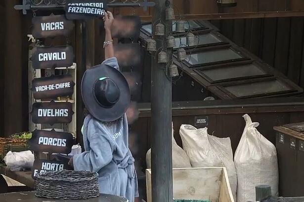 A nova fazendeira de A Fazenda 13, Sthe matos, delegou as funções para os peões nesta manhã.
