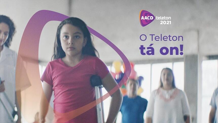 Menina de vermelho no Teleton 2021 com médicos atras