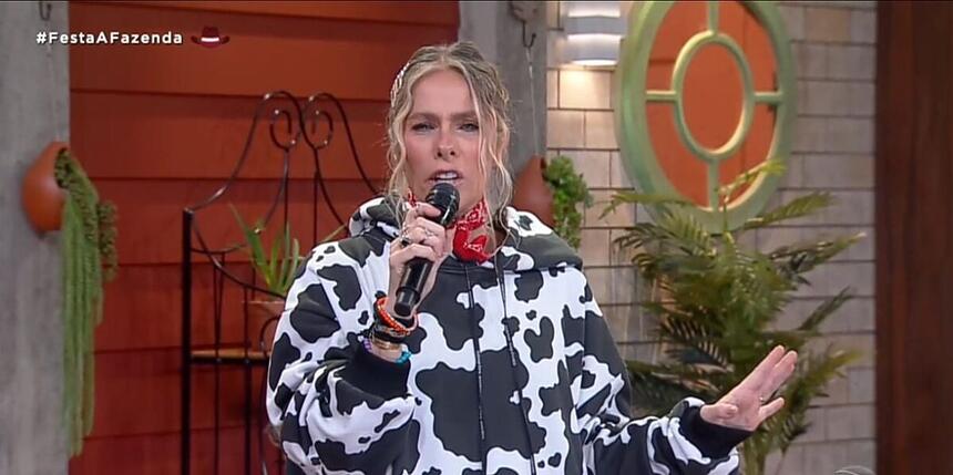 Adriane Galisteu no cenário de A Fazenda