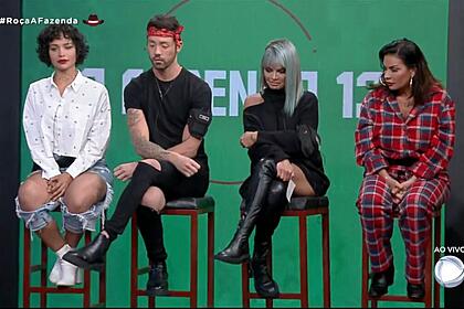 Aline, Rico, Valentina e Solange sentados no banquinho da roça