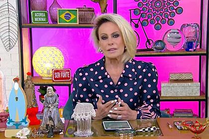 Ana Maria Braga sentada nos estúdios do Mais Você