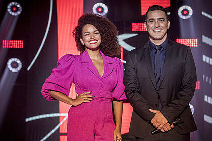 Jeniffer Nascimento e André Marques nos estúdios do The Voice Brasil