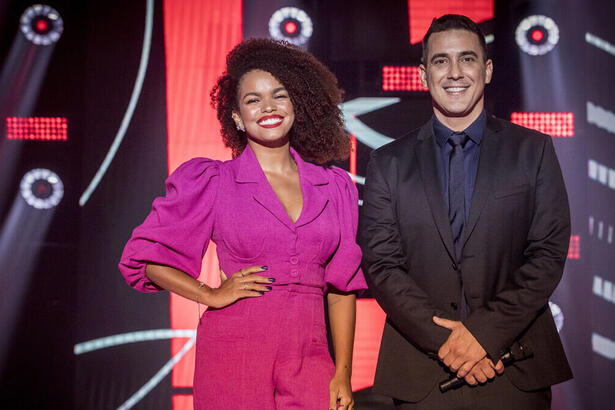 Jeniffer Nascimento e André Marques nos estúdios do The Voice Brasil