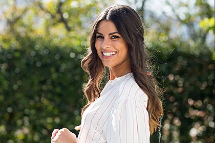 Carolina loureiro posa de branco para foto, atriz é protagonista da novela 'nazaré'