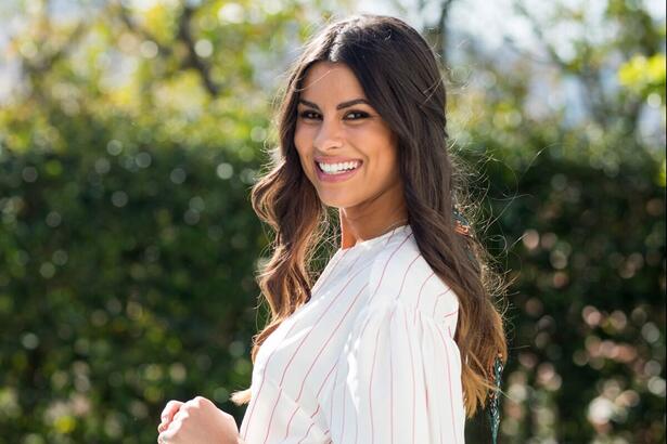 Carolina Loureiro posa de branco para foto, atriz é protagonista da novela 'Nazaré'
