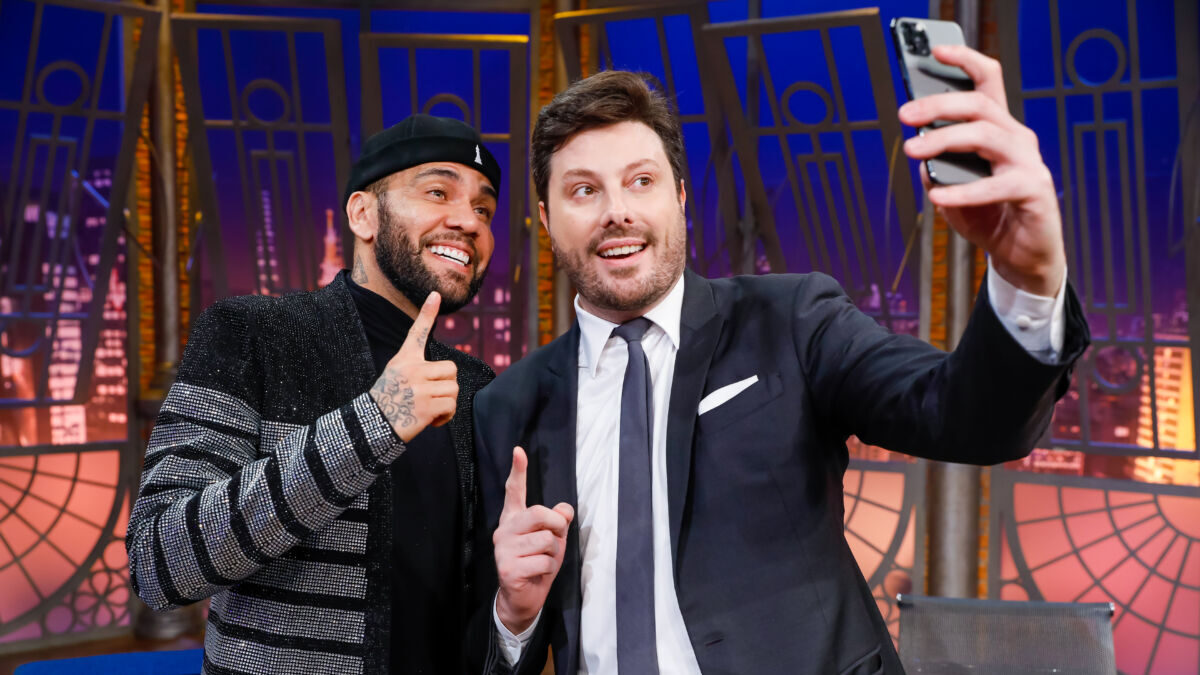 Daniel Alves e Danilo Gentili tirando uma selfie nos estúdios do The Noite