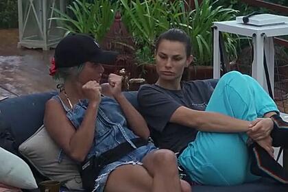 Valentina contou para Dayane que Rico descobriu que sua jaqueta estava rasgada.