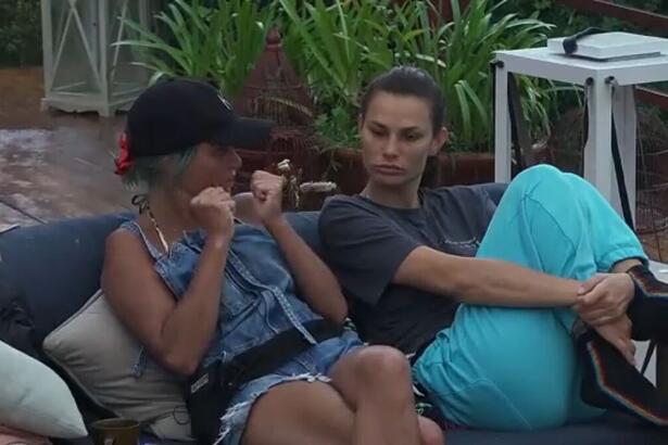 Valentina contou para Dayane que Rico descobriu que sua jaqueta estava rasgada.