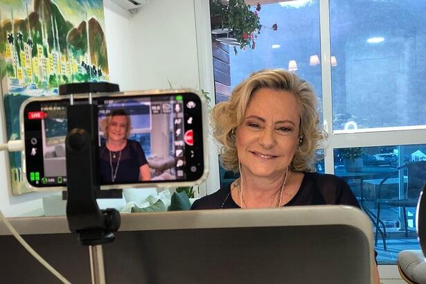 Elizabeth Savalla nos bastidores da gravação do Conversa com o Bial feita pelo celular