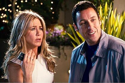 Jennifer Aniston e Adam Sandler em trecho do filme Esposa De Mentirinha
