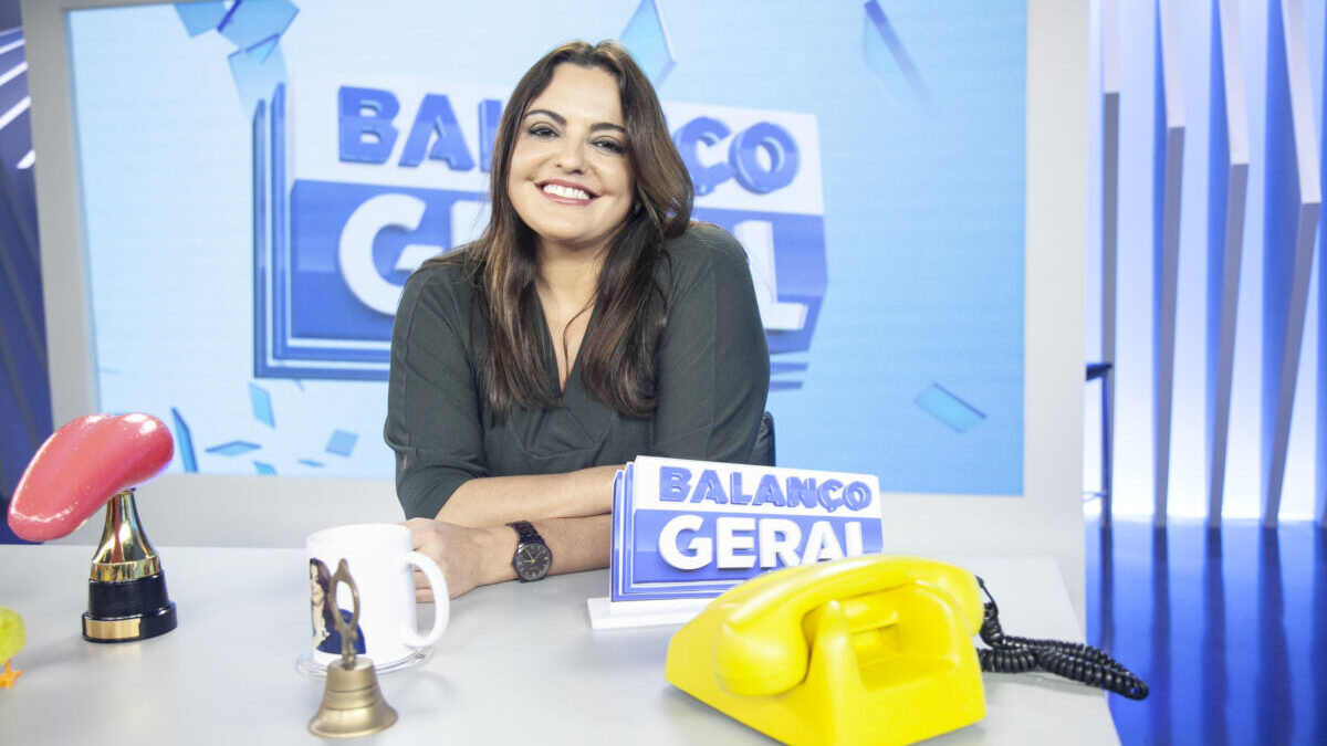 Fabíola Reipert nos estúdios do Balanço Geral, no quadro A Hora da Venenosa