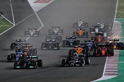 Carros de f1 na pista instante após a largada do gp do catar