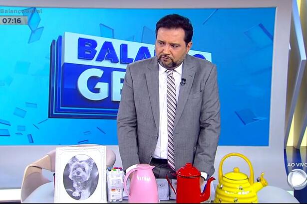 Geraldo Luís nos estúdios do Balanço Geral Manhã, em frente ao telão