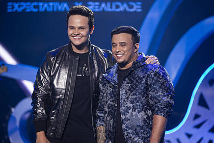 Os sertanejos Matheus e Kauan na gravação do clip "Expectativa x Realidade"