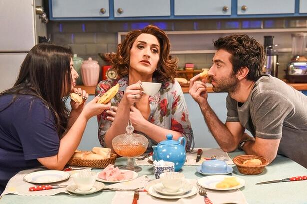 Paulo Gustavo, Rodrigo Pandolfo e Mariana Xavier em trecho do filme Minha Mãe É uma Peça 2