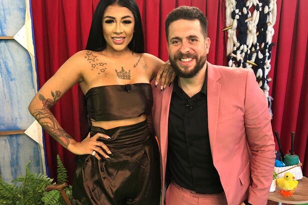 Fernanda Medrado e Mauricio Meireles com cortina vermelha