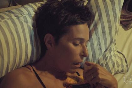 Personagem de Andrea Beltrão, Rebeca, se masturba na cama em cena da novela Um Lugar ao Sol