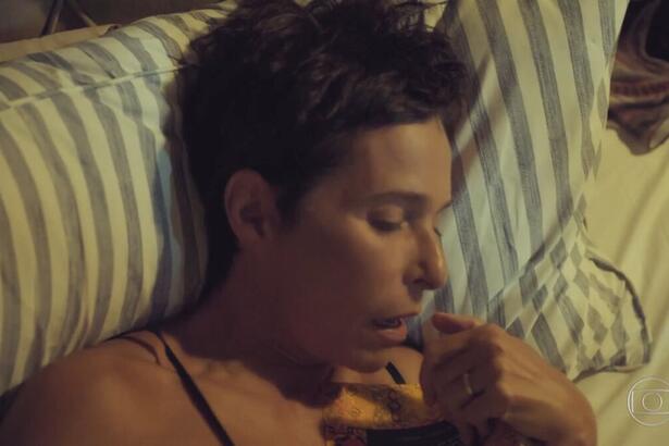 Personagem de Andrea Beltrão, Rebeca, se masturba na cama em cena da novela Um Lugar ao Sol