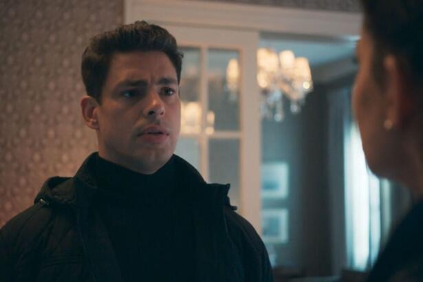 Renato/Christian olha para Bárbara em cena de Um Lugar ao Sol, nova novela da TV Globo