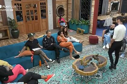 Rico e MC Gui discutiram durante o intervalo comercial de A Fazenda 13. O cantor afirmou que o humorista não tinha história e levou invertida: "A sua foi na Disney, ne?".