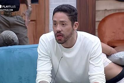 Com a volta de Dayane da roça, Rico se revolta e diz que a Record TV não mostra tudo que acontece dentro da sede.
