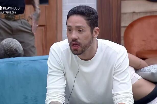 Com a volta de Dayane da roça, Rico se revolta e diz que a Record TV não mostra tudo que acontece dentro da sede.