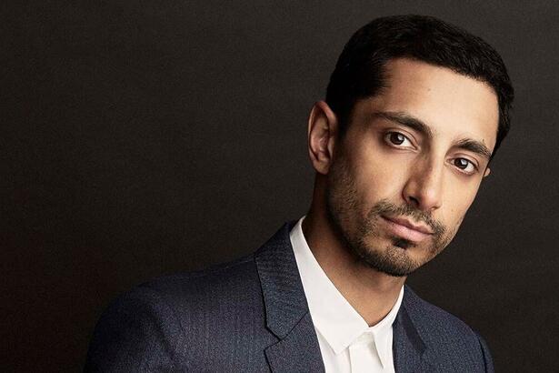Riz Ahmed posa de terno e blusa branca para foto, ator é protagonista de 'Encounter' do Amazon Prime Video