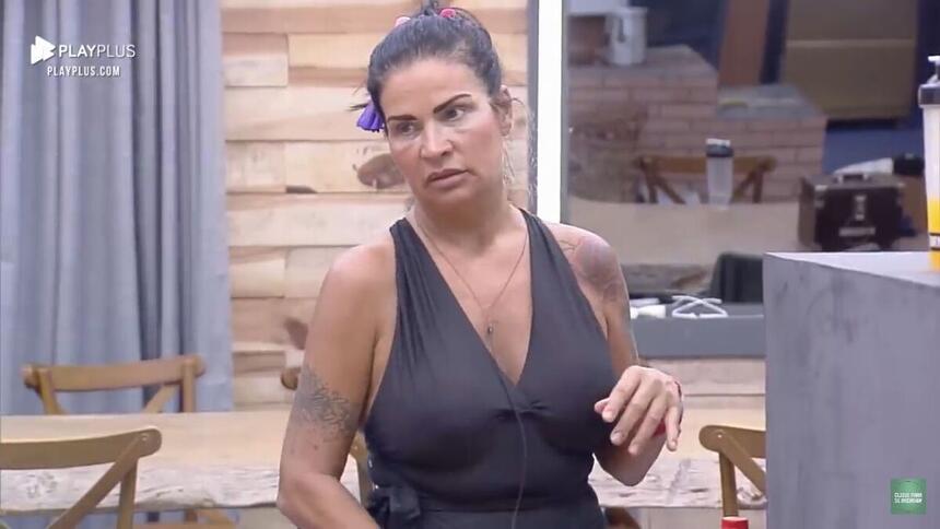 Solange ficou bastante irritada por não ter recebido ajuda no trato das aves em A Fazenda 13. Ao saber que MC Gui estava dormindo, questionou: "Tá cansado?".