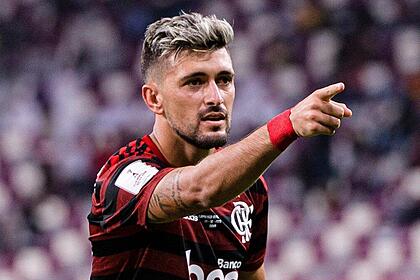 De Arrascaeta comemorando gol com a camisa do Flamengo