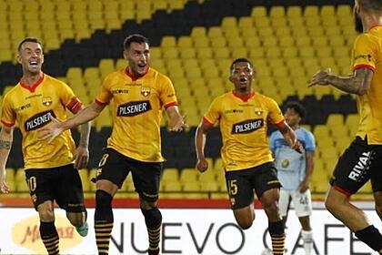 Jogadores do Barcelona de Guayaquil (do Equador) comemorando gol