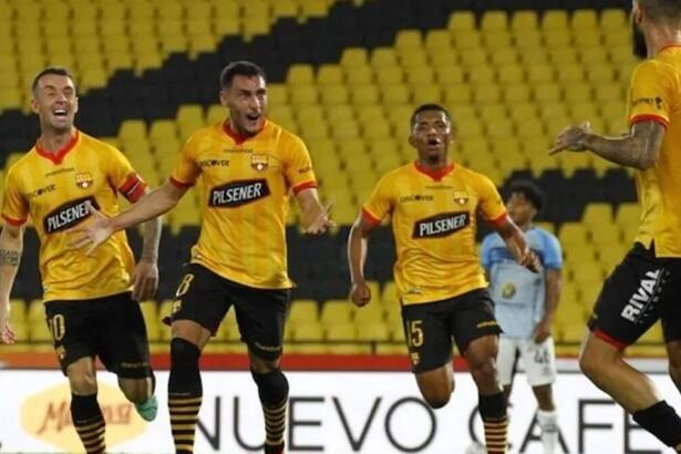 Jogadores do Barcelona de Guayaquil (do Equador) comemorando gol