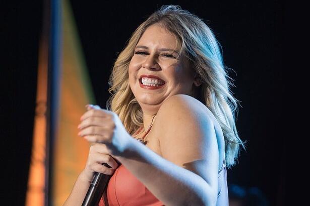 Marília Medonça em um show, durante gravação de um DVD