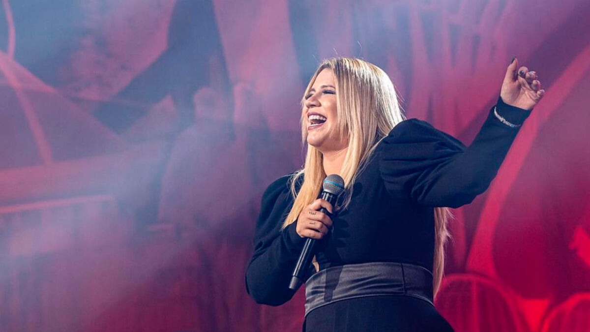 Marília Mendonça segura o microfone em uma de suas apresentações
