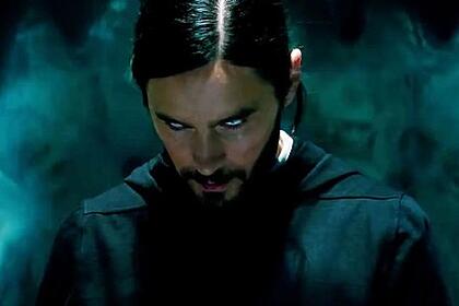 Jared Leto com os olhos brilhantes em cena do filme 'Morbius'