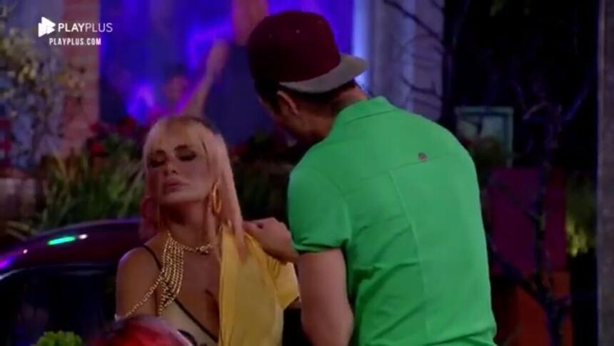 Rico discutiu com Valentina durante festa de A Fazenda 13. O humorista afirmou que a ex-assistente de palco do Ratinho vai se arrepender ao ter dito que ele traiu o G4.