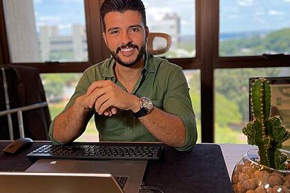 Matheus ribeiro com goiania ao fundo