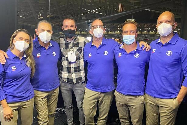 Ana Thaís Matos ao lado do narrador Luís Roberto e equipe de esportes da Globo no estádio do Mineirão
