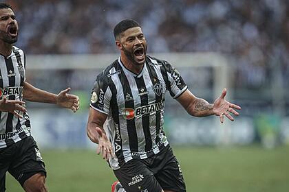 Jogador Hulk comemorando gol com a camisa do Atlético/MG