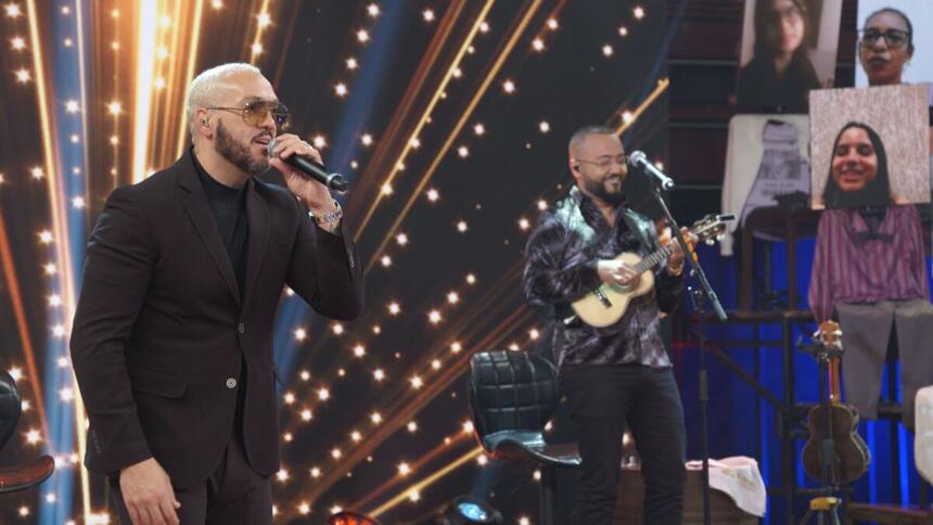 Belo e Dudu Nobre cantando juntos no palco do Altas Horas