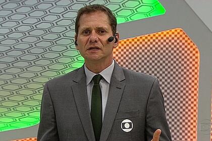 Bob Faria vestido com o uniforme de transmissões esportivas da TV Globo