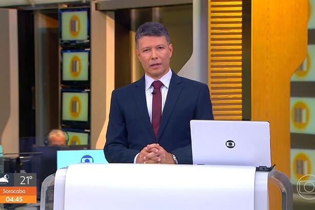 César Menezes nos estúdios do Hora 1, durante apresentação ao vivo do telejornal