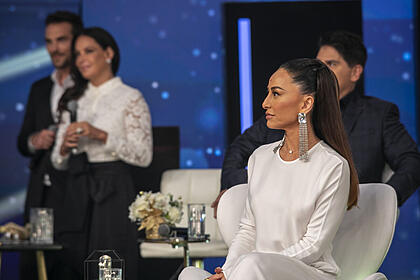 Sabrina Sato vestida de branco para o Família Record