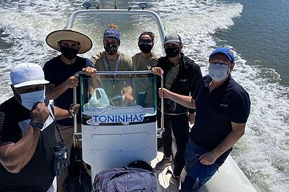 Ricardo Von Dorff e equipe em trecho de bastidor da gravação do Globo Repórter no litoral de Santa Catarina