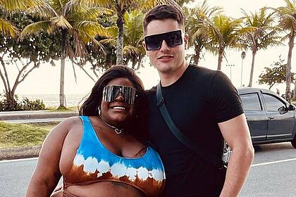 Jojo em uma foto posada ao lado do agora noivo Lucas