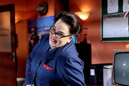 Noemi Gerbelli, travestida de diretora Olívia na novela Carrossel, no SBT