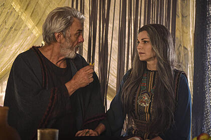 Petronio Gontijo (Abraão) e Adriane Garambone (Sara) em cena da novela A Bíblia
