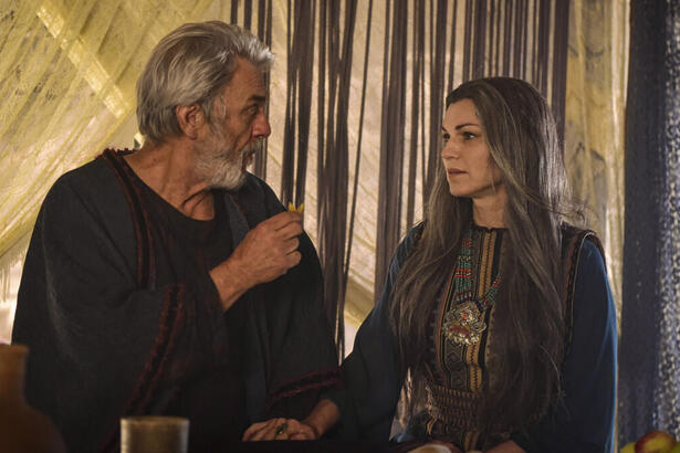 Petronio Gontijo (Abraão) e Adriane Garambone (Sara) em cena da novela A Bíblia