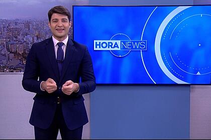 Rafael Algarte sorrindo nos bastidores do Hora News, jornalístico campeão de audiência na Record News