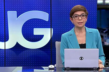 Renata Lo Prete sentada na bancada nos estúdios do Jornal da Globo